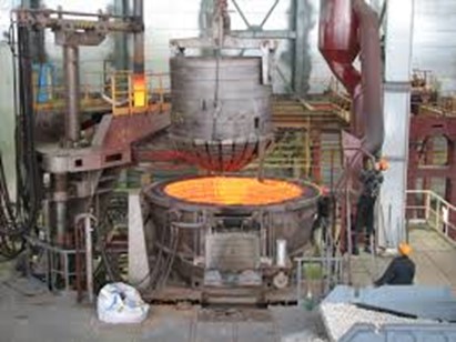 Дуговая сталеплавильная печь на производстве